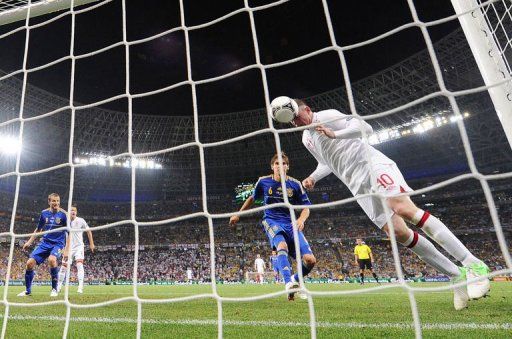 English forward Wayne Rooney (R) scores