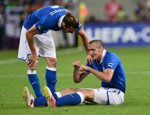 Italian defender Giorgio Chiellini (R) is injured as Italian defender Federico Balzaretti looks on