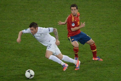 French midfielder Mathieu Debuchy (L) clashes with Spanish defender Jordi Alba