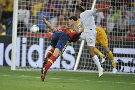 Spanish midfielder Xabi Alonso (L) scores against French goalkeeper Hugo Lloris and French defender Gael Clichy