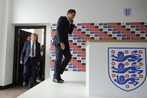 England&#039;s national football team coach Roy Hodgson (L) and captain Steven Gerrard