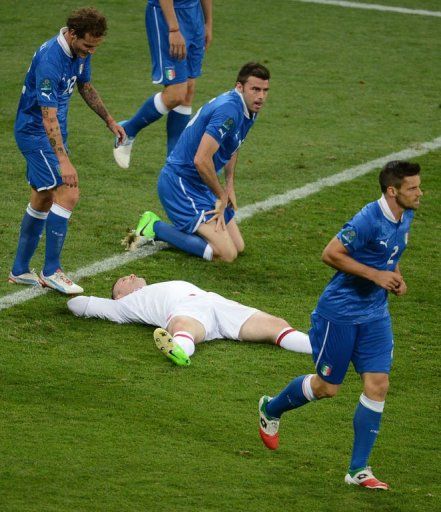 English forward Wayne Rooney (C) reacts at the end of regular time against Italy