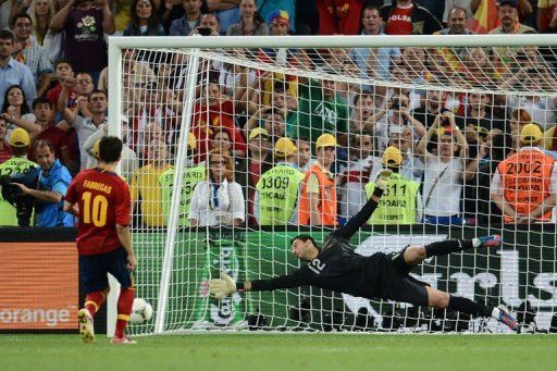 Spanish midfielder Cesc Fabregas (L) scores the winning penalty