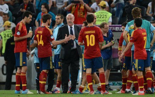 Spanish head coach Vicente Del Bosque (C) talks to his players before extra time