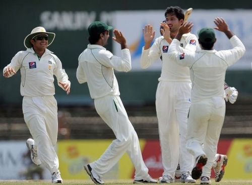 Pakistan's Junaid Khan (second right) celebrates after taking the wicket of Sri Lanka's Tharanga Paranavitana