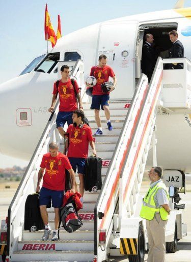(from top) Spain&#039;s Andres Iniesta, Sergio Busquets, Cesc Fabregas and Victor Valdes arrive at Barajas airport