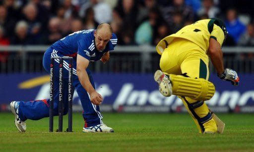 England bowler Tredwell runs out Australia&#039;s Peter Forrest