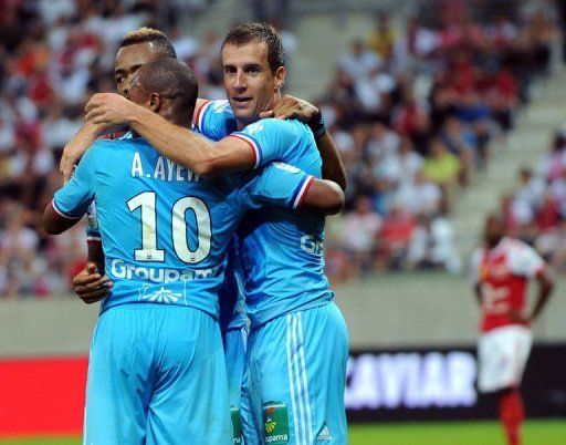 Marseille&#039;s French midfielder Benoit Cheyrou (R) celebrates with teammates after scoring
