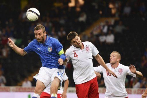 Italy&#039;s midfielder Daniele De Rossi (L) scores as England&#039;s midfielder Michael Carrick (C) tries to head the ball