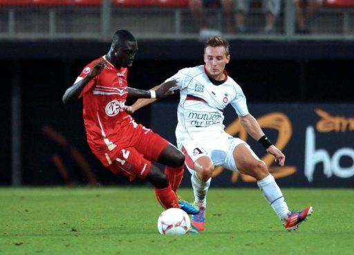 Nice&#039;s forward Eric Bautheac (R) clashes with Valenciennes&#039;s midfielder Remi Gomis