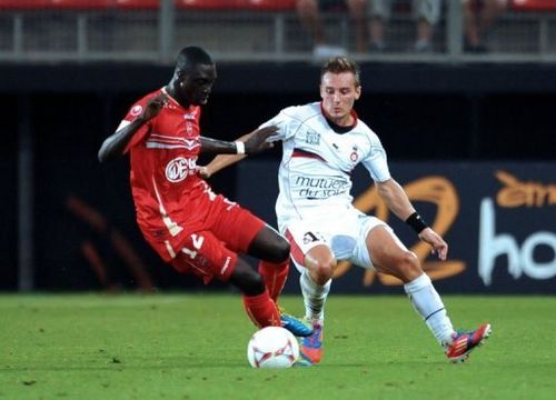 Nice's forward Eric Bautheac (R) clashes with Valenciennes's midfielder Remi Gomis