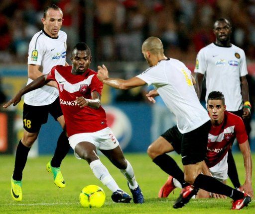 Etoile du Sahel&#039;s striker Jacob Meite (second left) vies for the ball