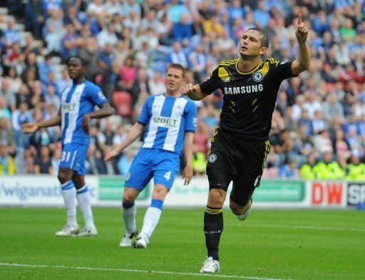 Chelsea&#039;s English midfielder Frank Lampard (R) celebrates after scoring