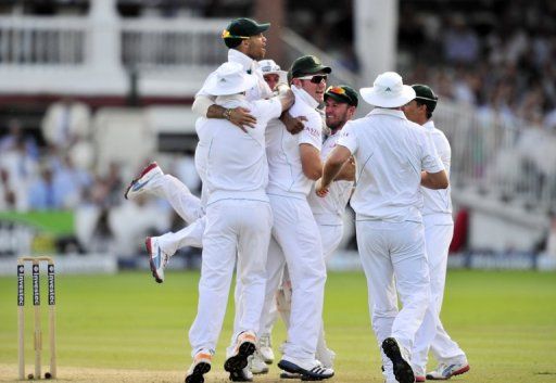 South Africa&#039;s Vernon Philander (C) celebrates with his teammates