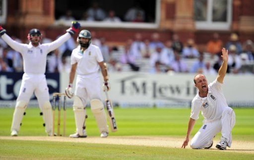 England&#039;s Jonathan Trott (R) appeals unsuccessfully for the wicket of South Africa&#039;s Hashim Amla