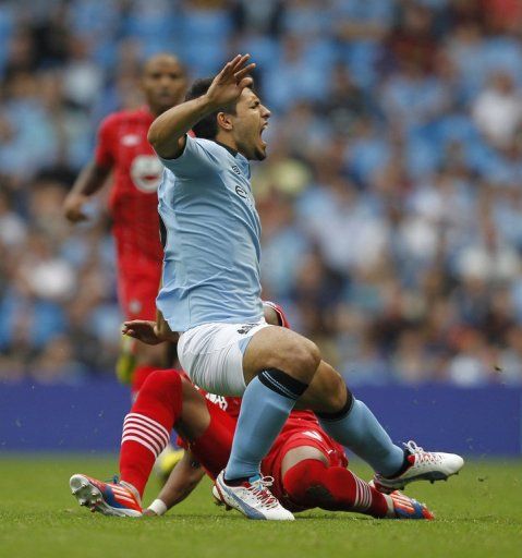 Manchester City&#039;s Argentinian striker Sergio Aguero (R) is injured as Southampton&#039;s Nathaniel Clyne (L) tackles him