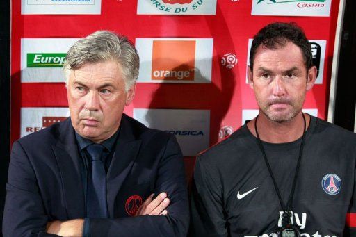 PSG&#039;s pre-season spending has generated great expectations of the team coached by Carlo Ancelotti (L)