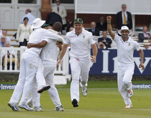 South African Captain Graeme Smith (C) leads the celebrations as South Africa win