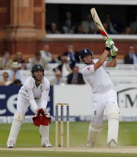 England&#039;s Jonny Bairstow (R) hits a shot for 4 runs watched by South African wicketkeeper AB de Villiers