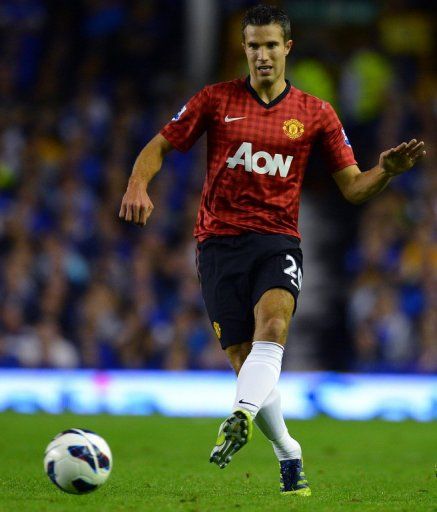 Manchester United&#039;s Dutch forward Robin van Persie controls the ball