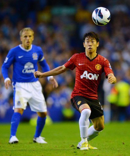 Japanese midfielder Shinji Kagawa (R) made a solid debut for Manchester United