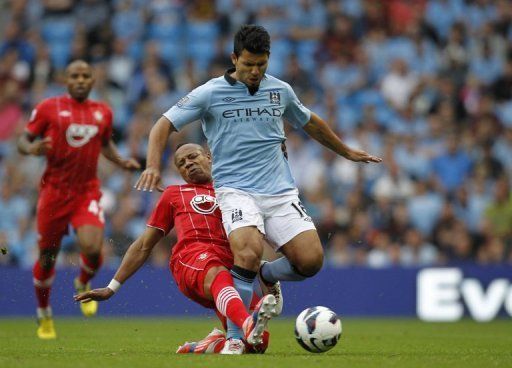 Manchester City&#039;s Argentinian striker Sergio Aguero (R) is injured as Southampton&#039;s Nathaniel Clyne (L) tackles him