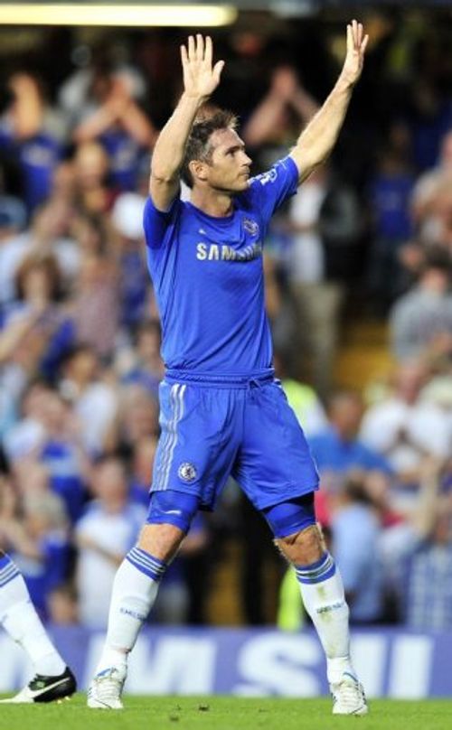 Chelsea's English midfielder Frank Lampard celebrates scoring the opening goal from a penalty