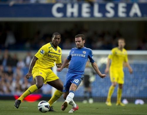 Reading's Mikele Leigertwood (L) vies for the ball against Chelsea's Spanish midfielder Juan Mata (R)