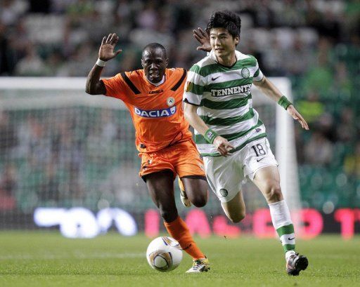 South Korean football star Ki Sung-Yueng (R) is reported to have signed with Swansea