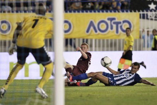 Newcastle&#039;s Adam Campbell (C) shoots to score past Atromitos&#039; Denis Epstein (R)