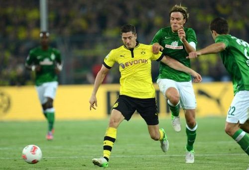 Dortmund's Polish striker Robert Lewandowski (C-L) and Werder Bremen's defender Clemens Fritz (C-R)