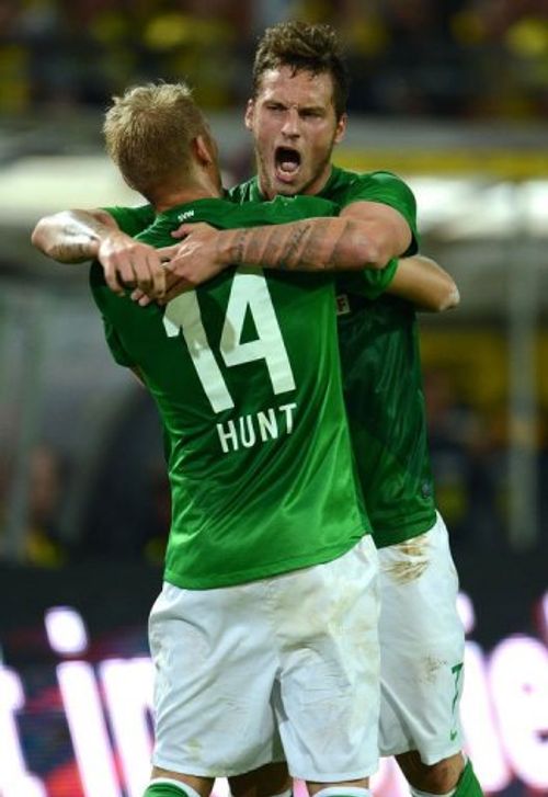 Bremen's Austrian striker Marko Arnautovic (R) and Bremen's midfielder Aaron Hunt