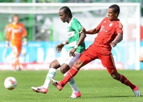 Bayern Munich's Luiz Gustavo (R) and Fuerth's Djiby Fall fight for the ball