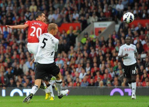Manchester United&#039;s forward Robin van Persie (L) scores