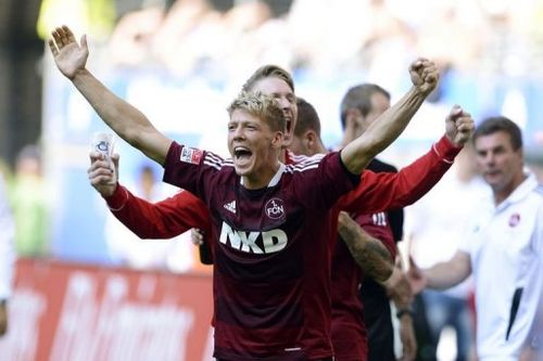 Nuremberg's midfielder Mike Frantz (C) and his teammates celebrate