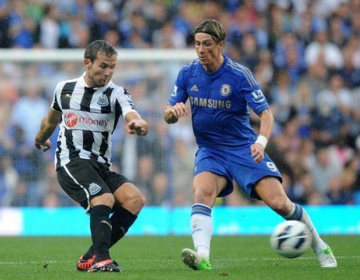 Chelsea&#039;s striker Fernando Torres (R) clashes with Newcastle United&#039;s midfielder Yohan Cabaye