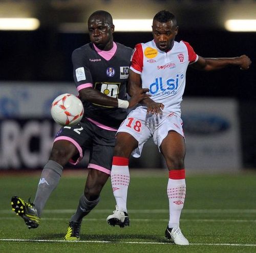 Toulouse's midfielder Moussa Sissoko (L) clashes with Nancy's midfielder Lossemy Karaboue