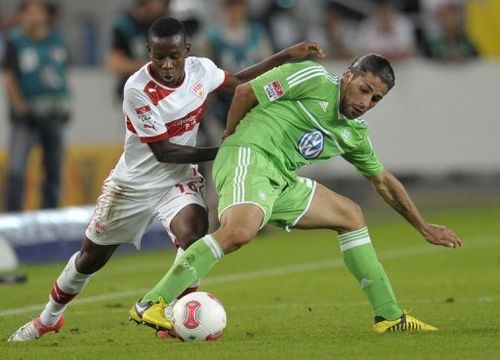 Stuttgart's midfielder Ibrahima Traore (L) and Wolfsburg's defender Ricardo Rodriguez