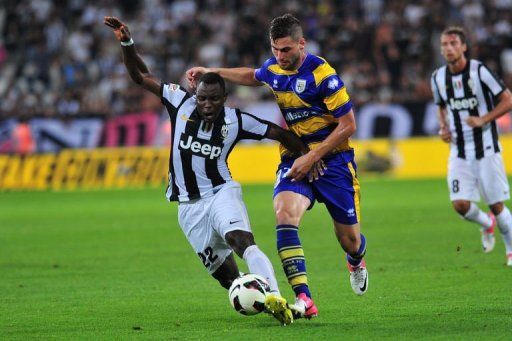 Juventus&#039; midfielder Kwadwo Asamoah (L) clashes with Parma&#039;s defender Aleandro Rosi