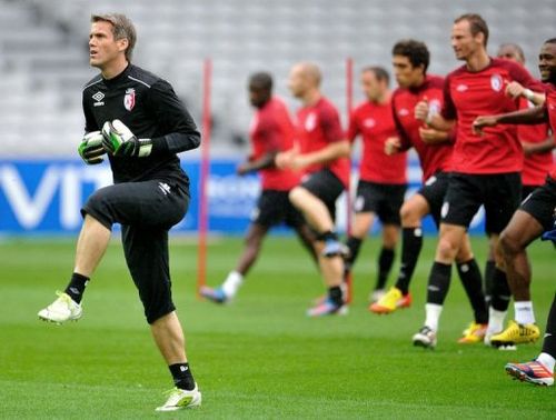 Lille's French goalkeeper Mickael Landreau takes part in a training session