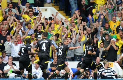 Norwich City's Scottish striker Robert Snodgrass (R) celebrates his equalizing goal