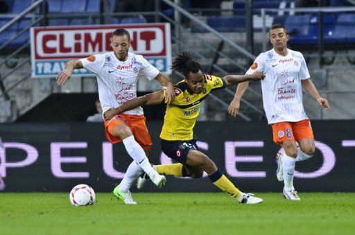 Montpellier&#039;s midfielder Jamel Saihi (L) clashes with Sochaux&#039; forward Roy Contout (C)
