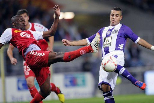 Toulouse&#039;s midfielder Wissam Ben Yedder (R) scores a goal