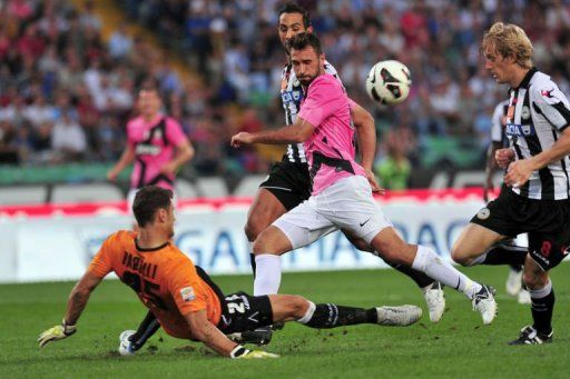 Juventus&#039; Montenegrin forward Mirko Vucinic (C) faces Udinese goalkeeper Daniele Padelli