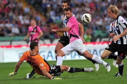 Juventus' Montenegrin forward Mirko Vucinic (C) faces Udinese goalkeeper Daniele Padelli