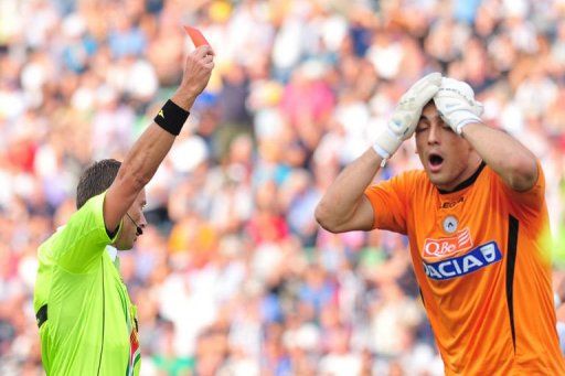 Referee Valeri gives a red card to Udinese&#039;s Serbian goalkeeper Brkic Zeljko