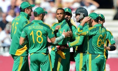 South Africa's Robin Peterson (C) celebrates the wicket of England's Ian Bell