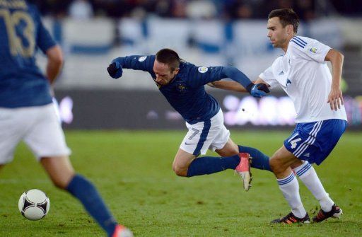 French forward Franck Ribery (C) is tackled by Finland&#039;s midfielder Tim Sparv