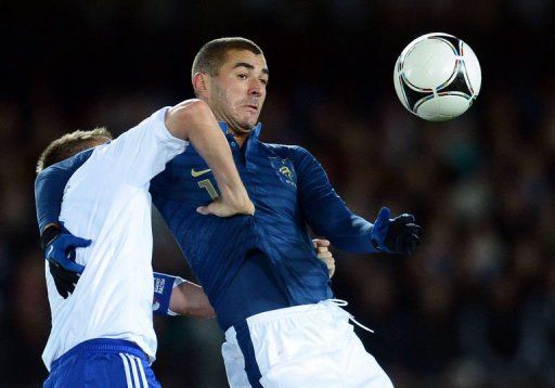 French forward Karim Benzema (R) clashes with Finland&#039;s captain Niklas Moisander