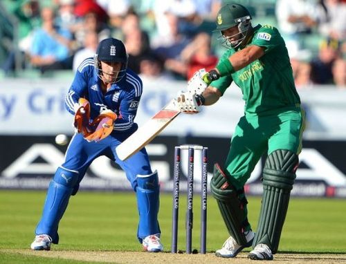 South Africa's Jacques Kallis (R) bats as he is watched by England's Craig Kieswetter